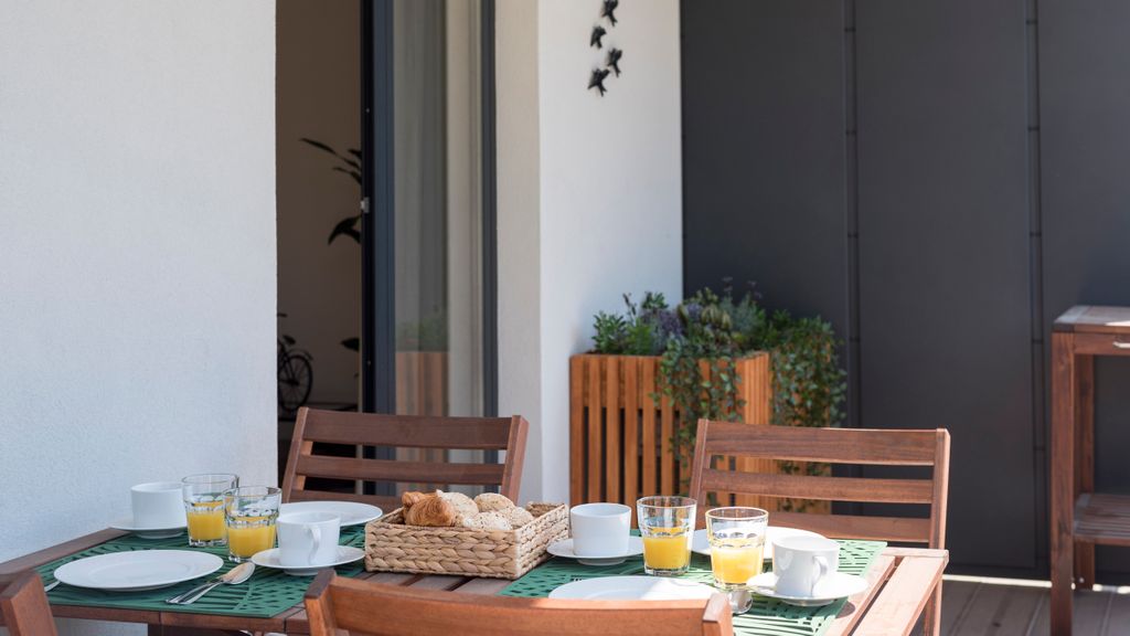 Santos Apartment w/Parking & Balcony by LovelyStay