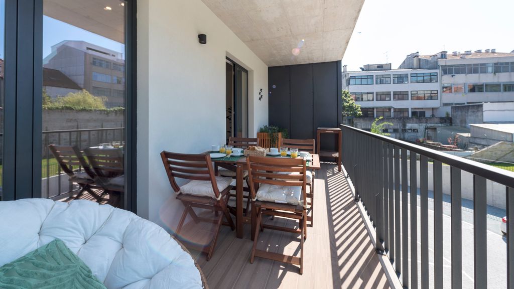 Santos Apartment w/Parking & Balcony by LovelyStay