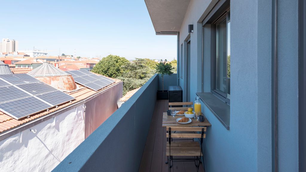 Gorgeous Modern Flat w/ Balcony by LovelyStay