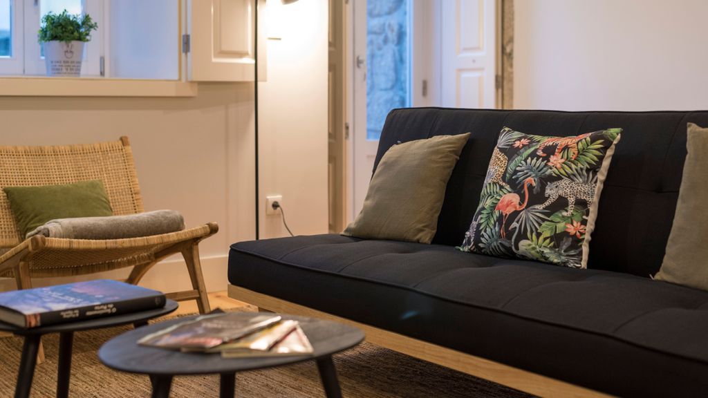 Porto Hidden Living W/ Backyard by LovelyStay