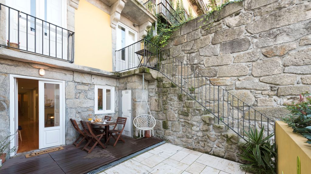 Porto Hidden Living W/ Backyard by LovelyStay