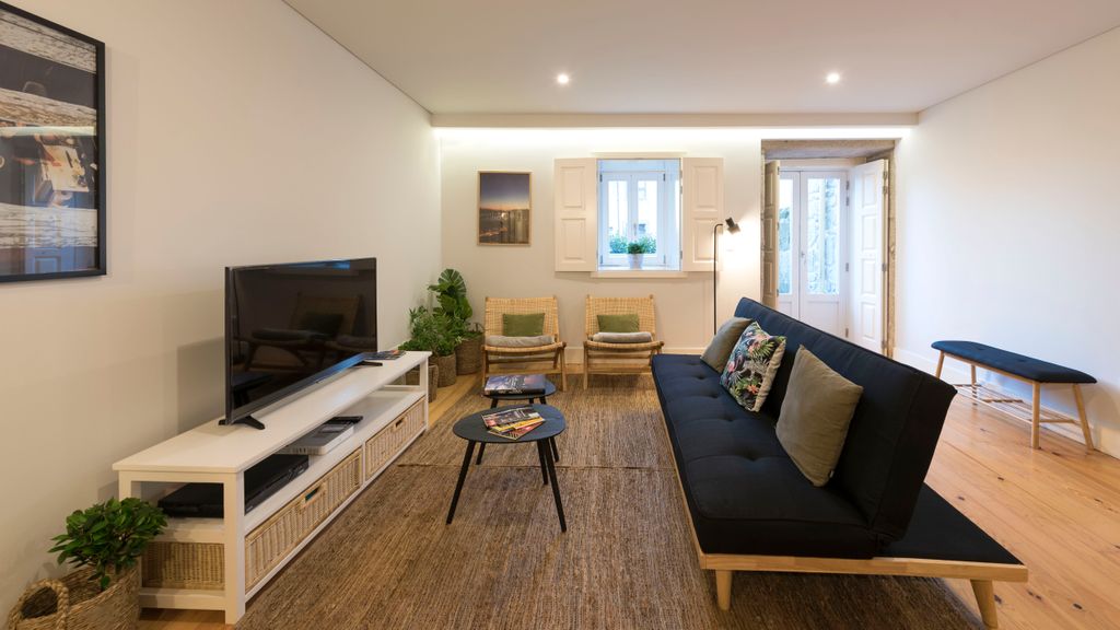 Porto Hidden Living W/ Backyard by LovelyStay