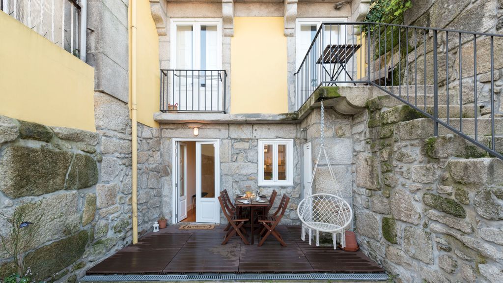 Porto Hidden Living W/ Backyard by LovelyStay