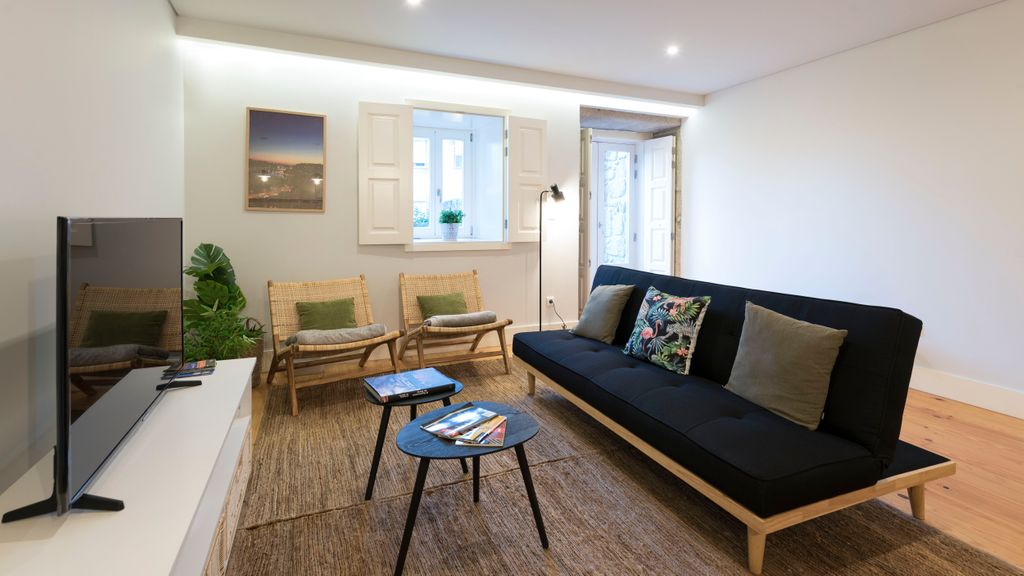 Porto Hidden Living W/ Backyard by LovelyStay