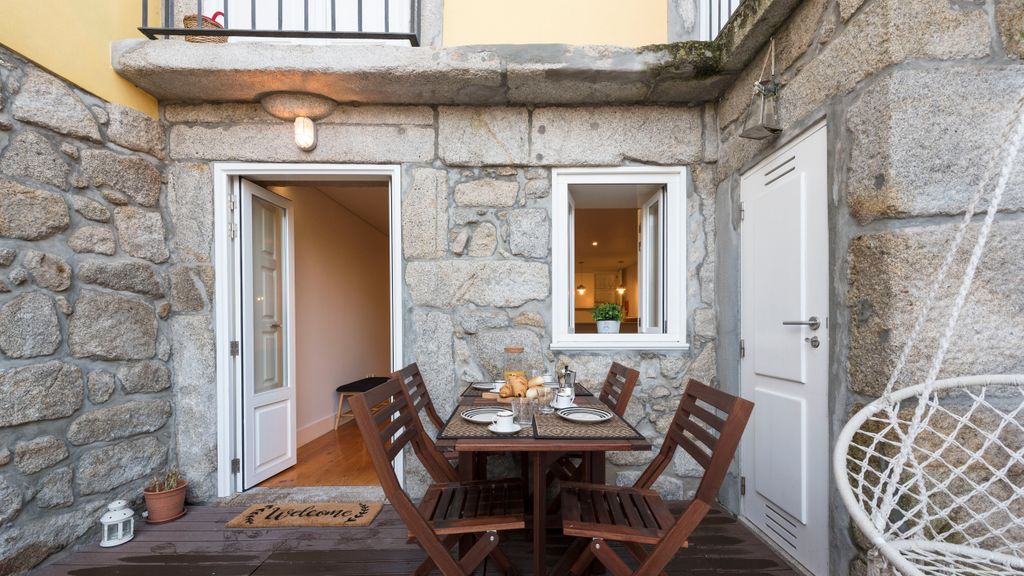 Porto Hidden Living W/ Backyard by LovelyStay