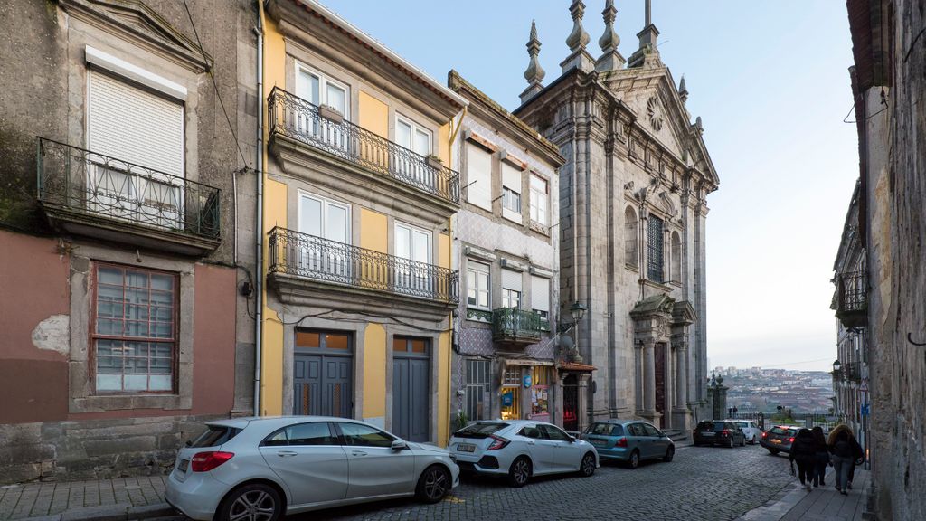 Porto Hidden Living W/ Backyard by LovelyStay