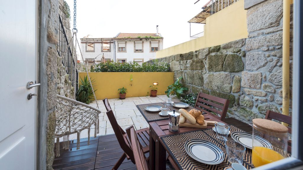 Porto Hidden Living W/ Backyard by LovelyStay