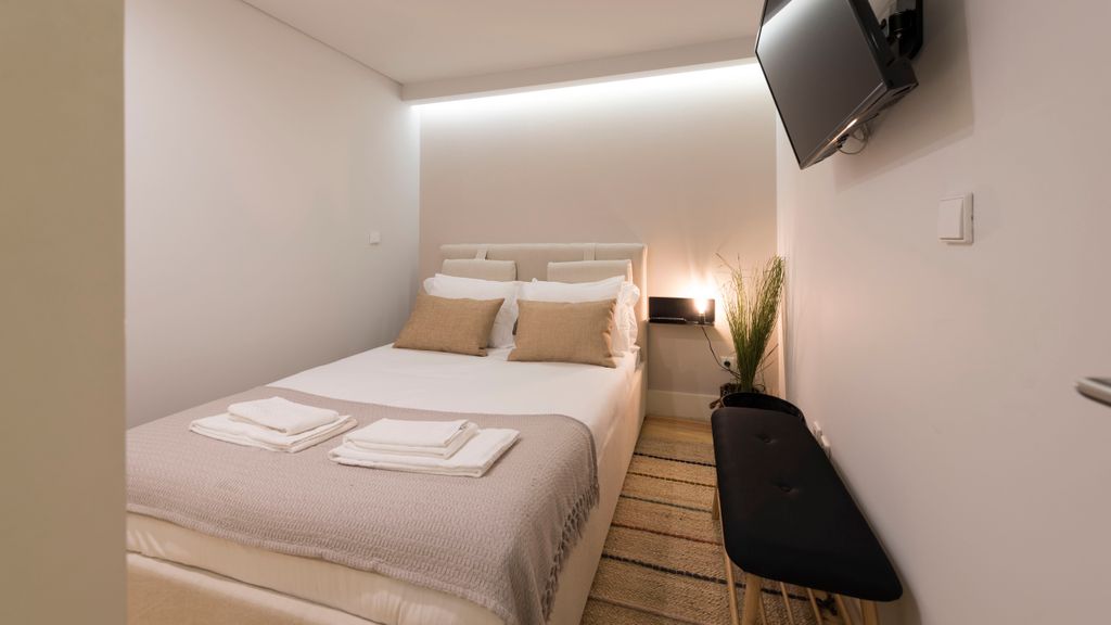 Porto Hidden Living W/ Backyard by LovelyStay