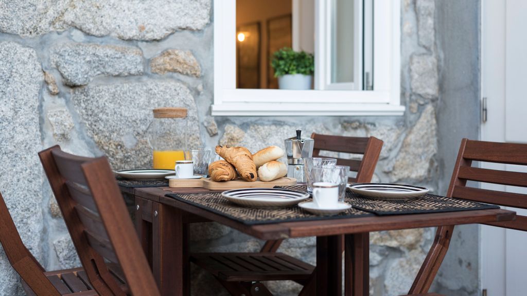 Porto Hidden Living W/ Backyard by LovelyStay
