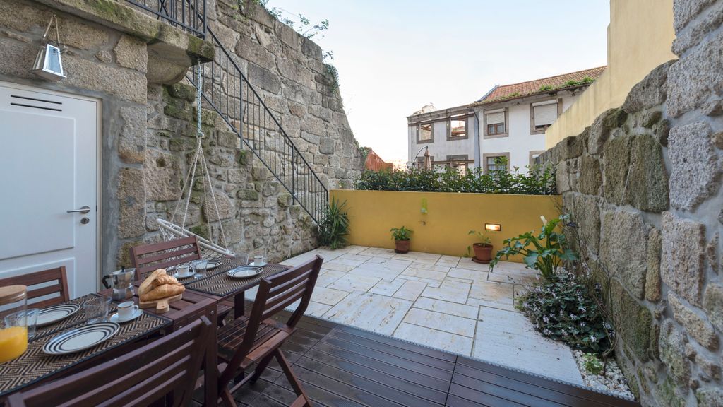 Porto Hidden Living W/ Backyard by LovelyStay