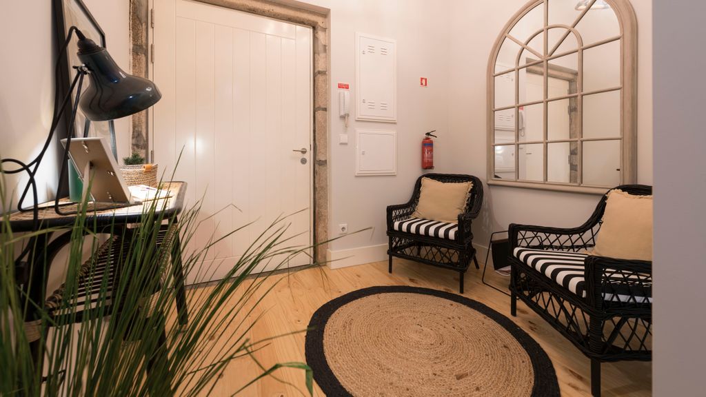 Porto Hidden Living W/ Backyard by LovelyStay