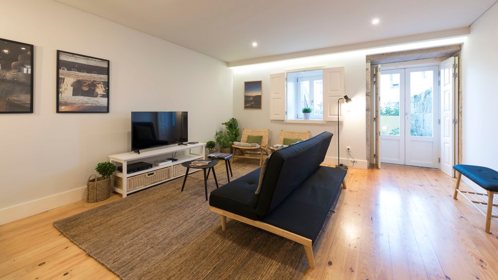 Porto Hidden Living W/ Backyard by LovelyStay