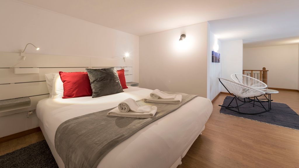 Porto Getaway Duplex - Free Parking by LovelyStay
