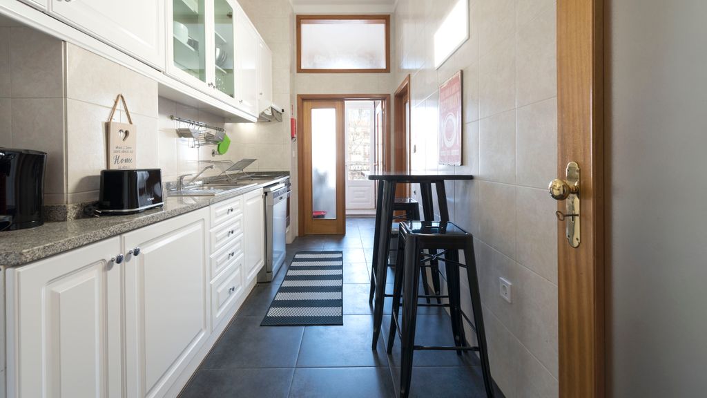 Porto Getaway Duplex - Free Parking by LovelyStay