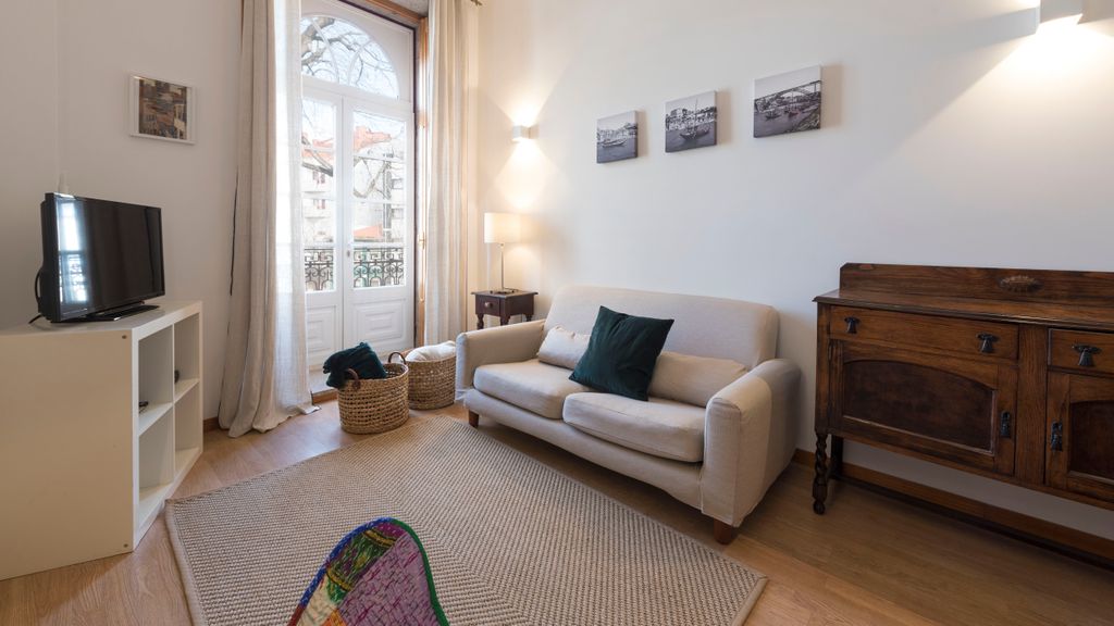 Porto Getaway Duplex - Free Parking by LovelyStay