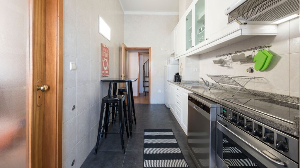 Porto Getaway Duplex - Free Parking by LovelyStay