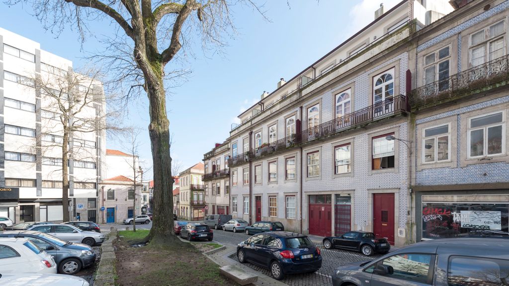 Porto Getaway Duplex - Free Parking by LovelyStay