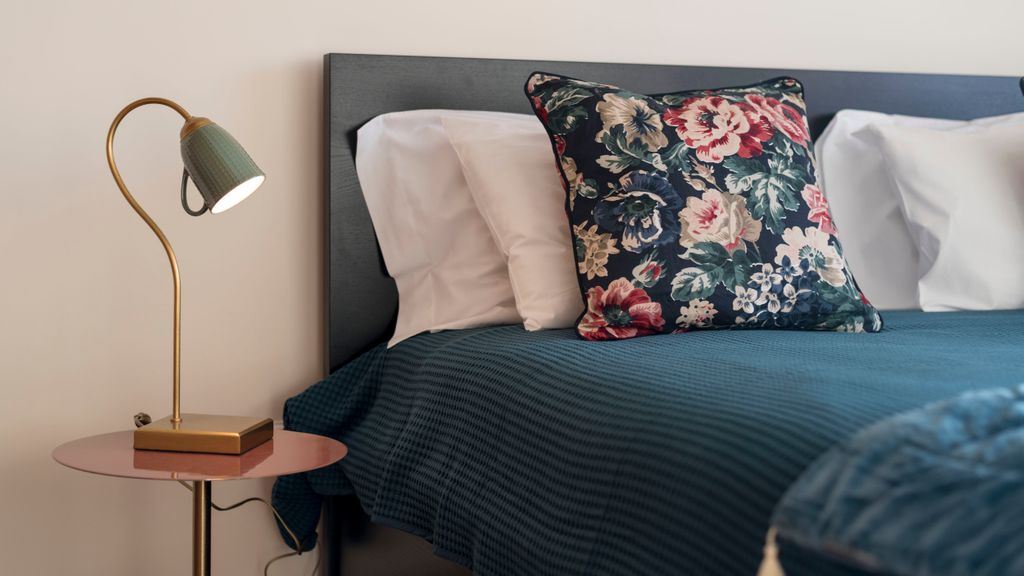 Downtown Homey Flat w/ Free Parking by LovelyStay