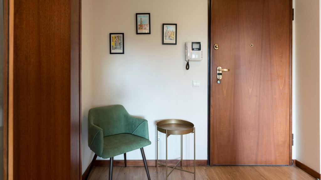 Downtown Homey Flat w/ Free Parking by LovelyStay