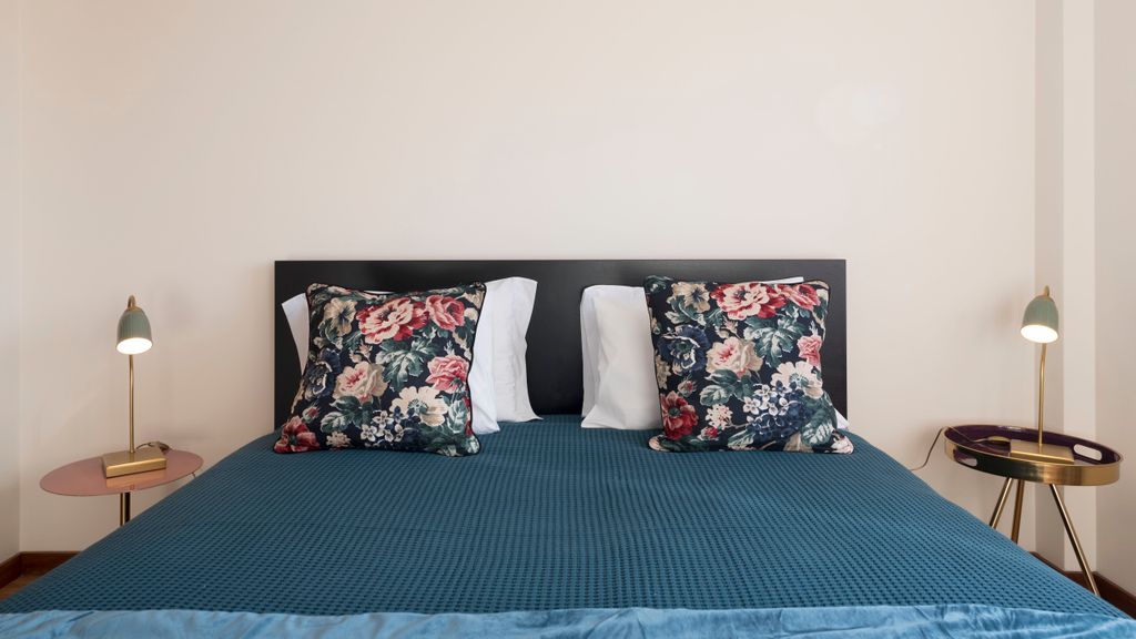 Downtown Homey Flat w/ Free Parking by LovelyStay