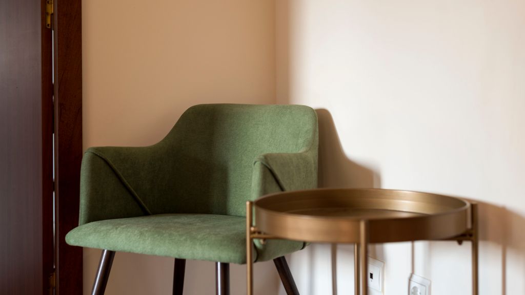 Downtown Homey Flat w/ Free Parking by LovelyStay