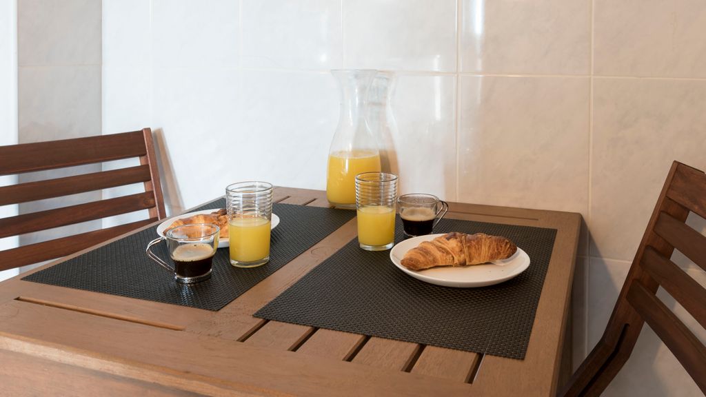 Downtown Homey Flat w/ Free Parking by LovelyStay