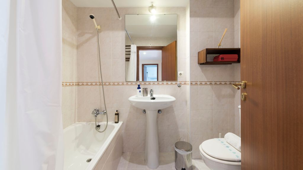 Downtown Homey Flat w/ Free Parking by LovelyStay