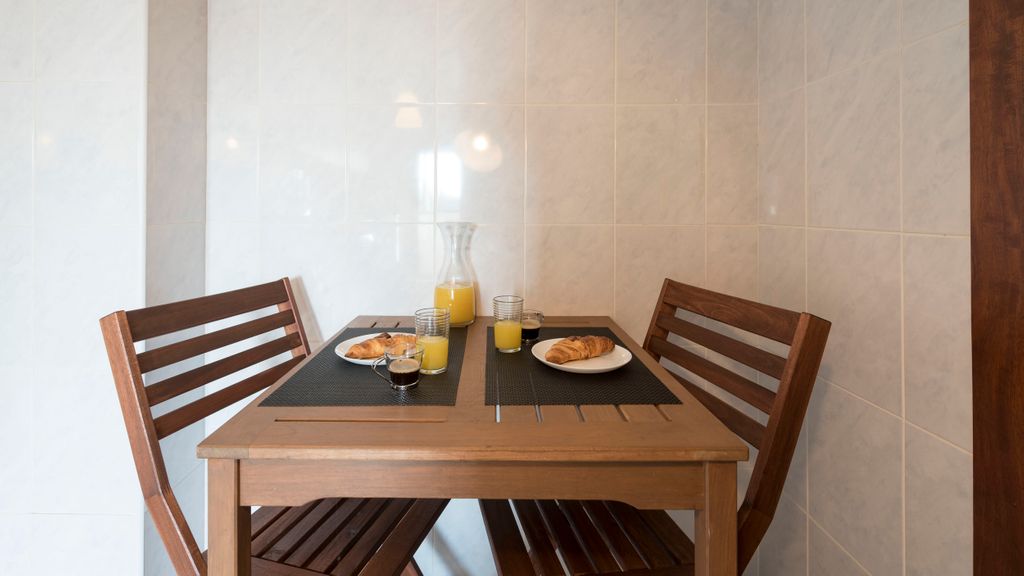 Downtown Homey Flat w/ Free Parking by LovelyStay