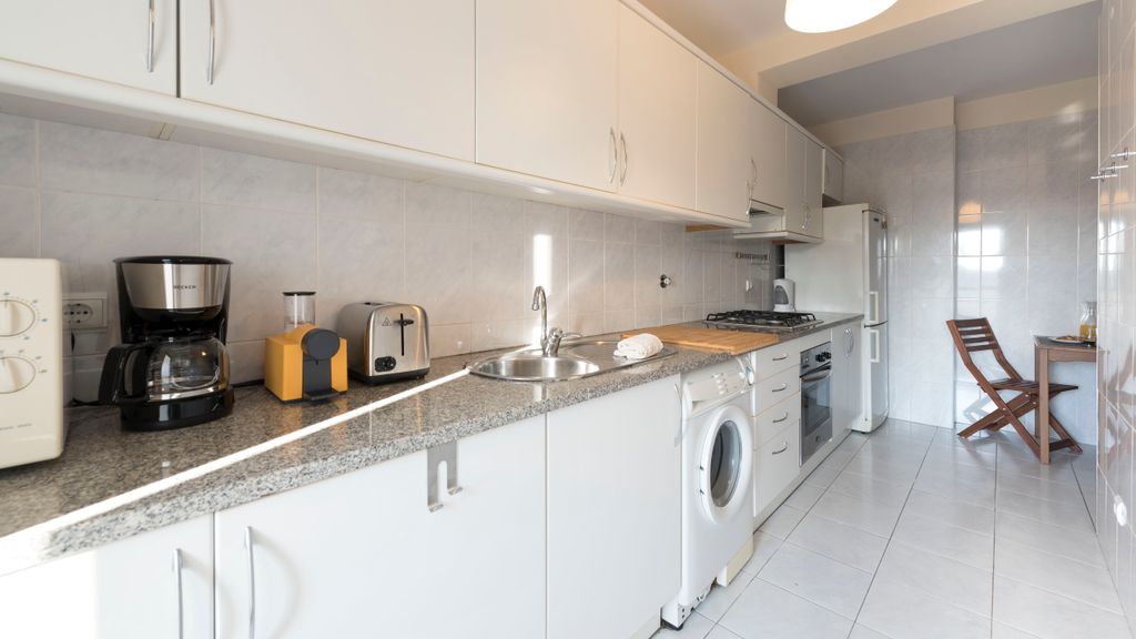 Downtown Homey Flat w/ Free Parking by LovelyStay
