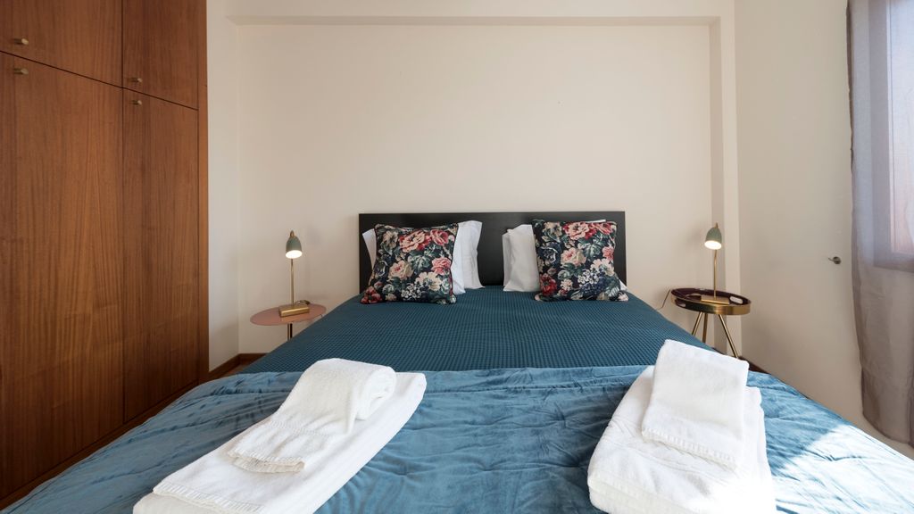 Downtown Homey Flat w/ Free Parking by LovelyStay