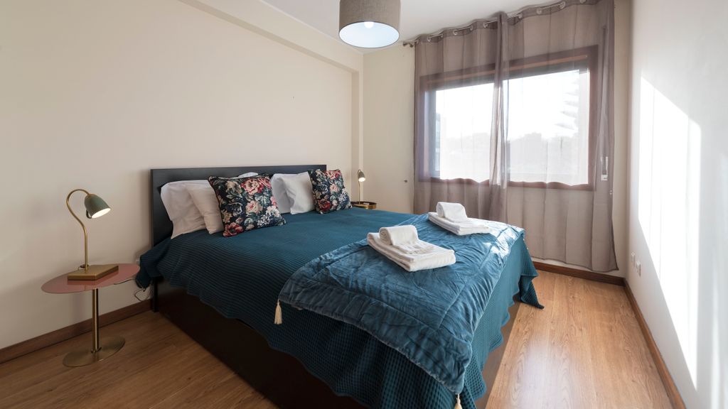 Downtown Homey Flat w/ Free Parking by LovelyStay