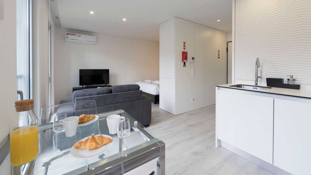 Modern Loft w/Gym & Parking near CBD by LovelyStay