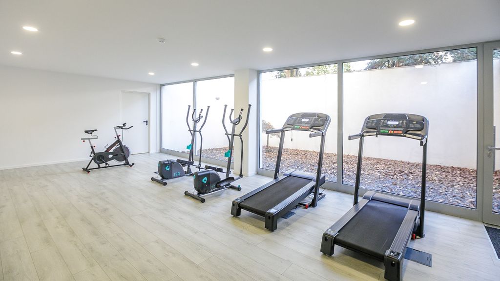 Modern Loft w/Gym & Parking near CBD by LovelyStay
