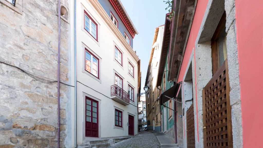 Modern Vitoria Getaway by LovelyStay