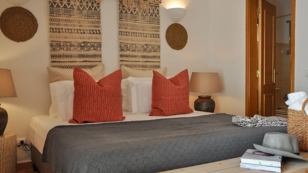 2BR  Duplex Townhouse w/Pool by LovelyStay