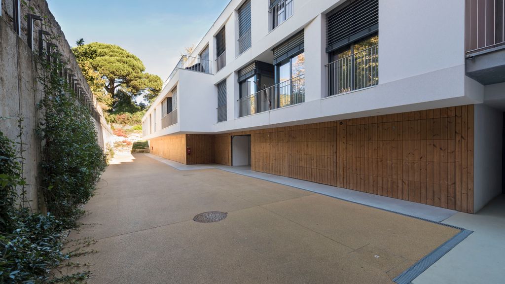 Primrose Deluxe 2BR w/ Parking by LovelyStay
