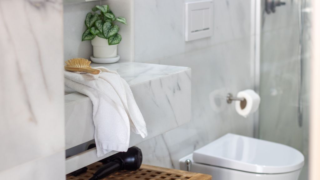 Primrose Deluxe 2BR w/ Parking by LovelyStay