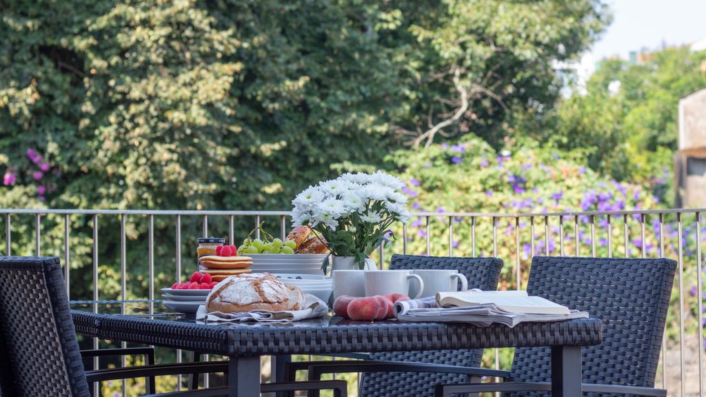 Primrose Deluxe 2BR w/ Parking by LovelyStay