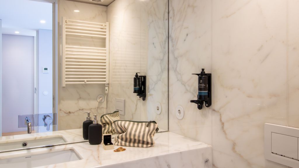 Primrose Deluxe 2BR w/ Parking by LovelyStay
