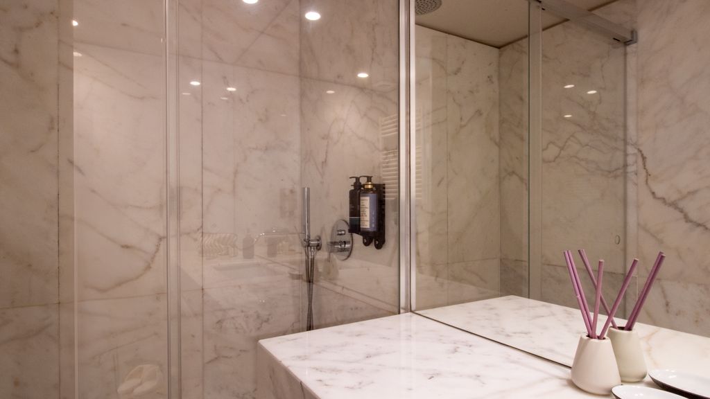 Primrose Deluxe 2BR w/ Parking by LovelyStay