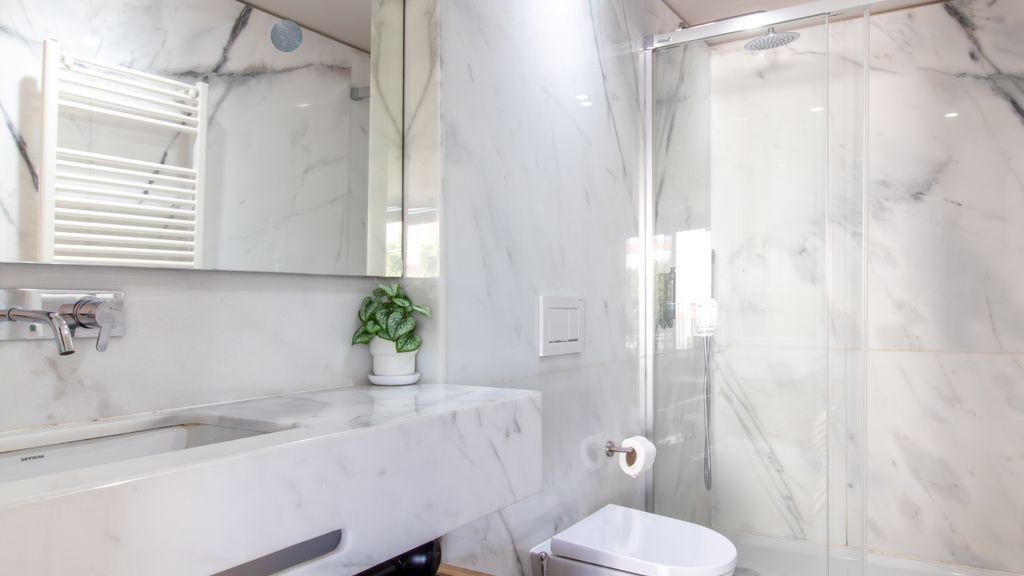 Primrose Deluxe 2BR w/ Parking by LovelyStay