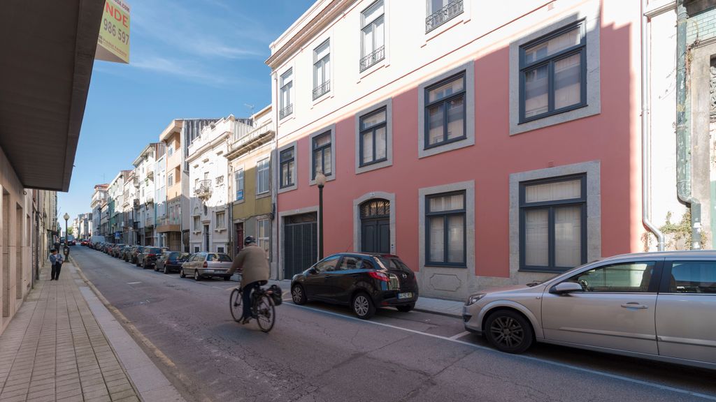 Primrose Deluxe 2BR w/ Parking by LovelyStay