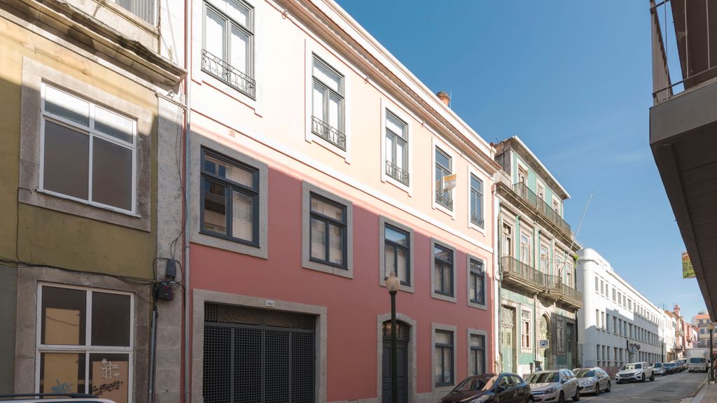 Primrose Deluxe 2BR w/ Parking by LovelyStay