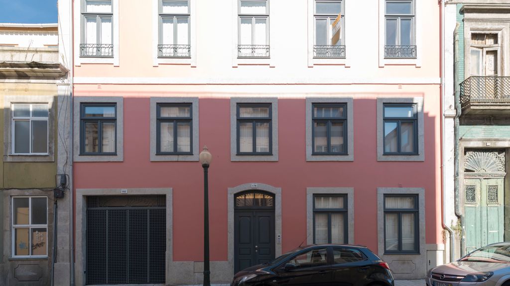 Primrose Deluxe 2BR w/ Parking by LovelyStay