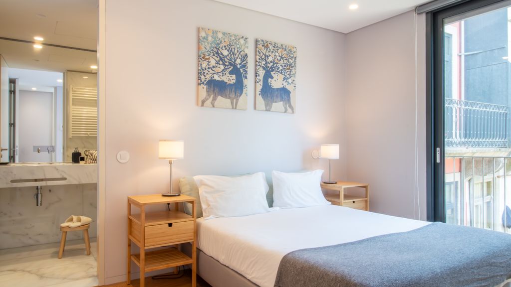 Primrose Deluxe 2BR w/ Parking by LovelyStay