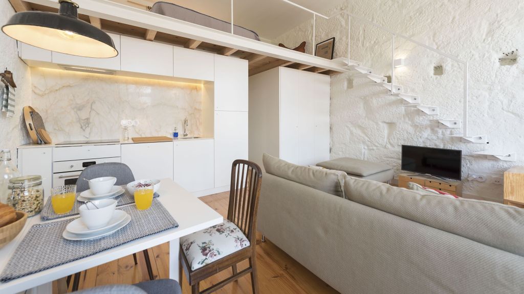 Cativo Mezzanine Studio by LovelyStay
