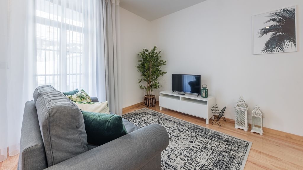 Aliados 1BR Apartment w/AC & Balcony by LovelyStay
