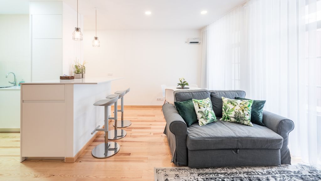 Aliados 1BR Apartment w/AC & Balcony by LovelyStay