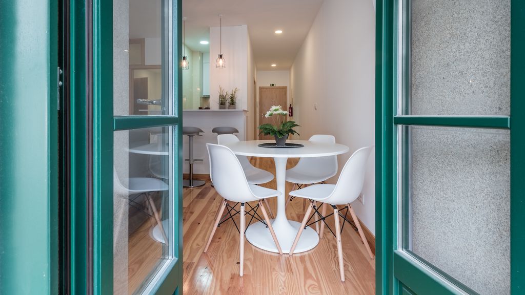Aliados 1BR Apartment w/AC & Balcony by LovelyStay