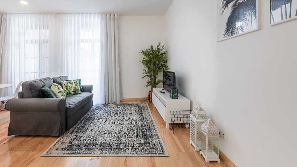 Aliados 1BR Apartment w/AC & Balcony by LovelyStay